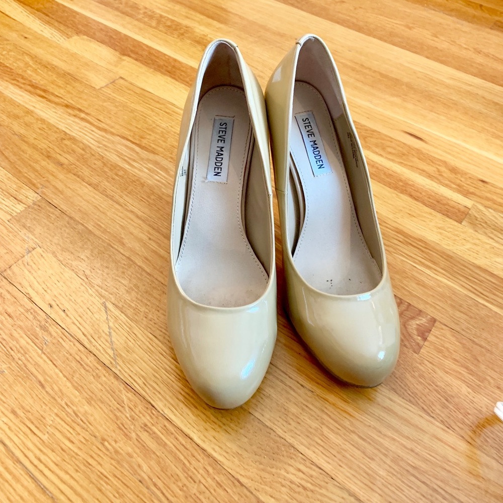 Steve Madden Nude/Tan Patent Leather Pumps